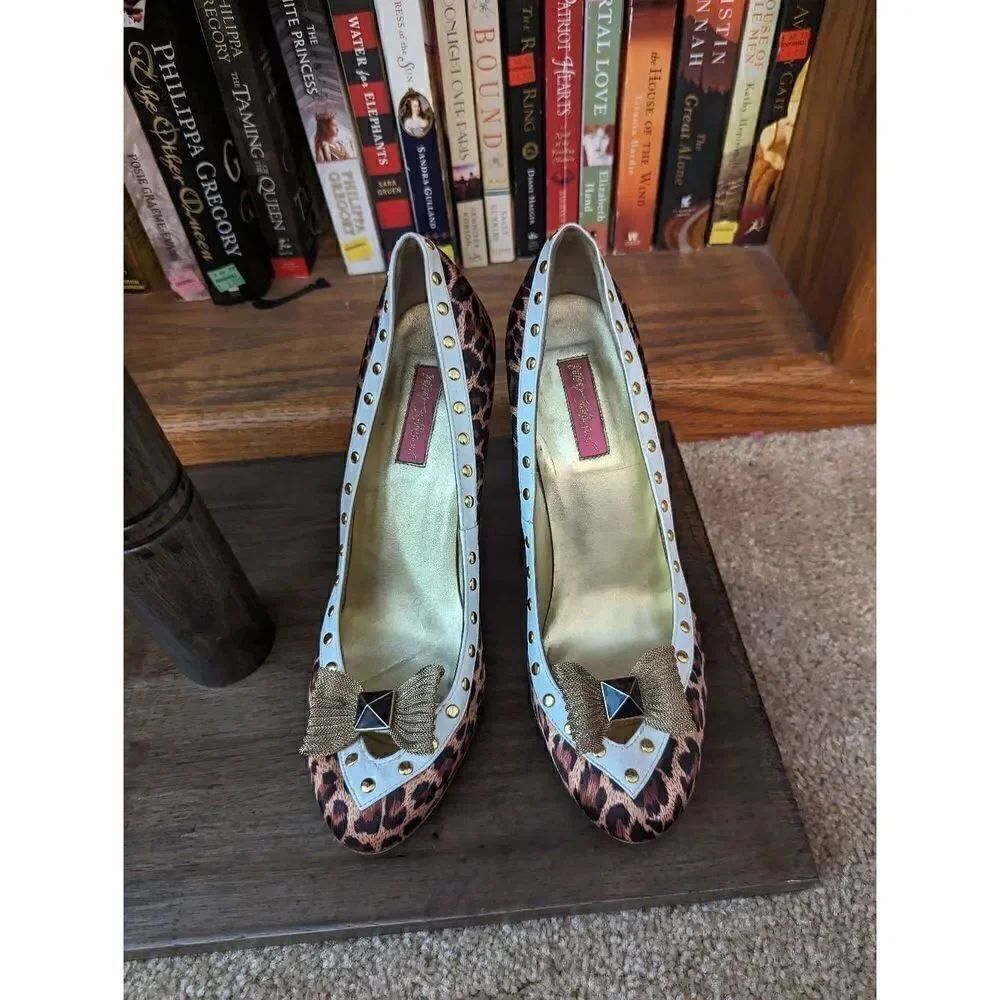 Betsey Johnson cheetah print pumps with bow detail sz 10 euc